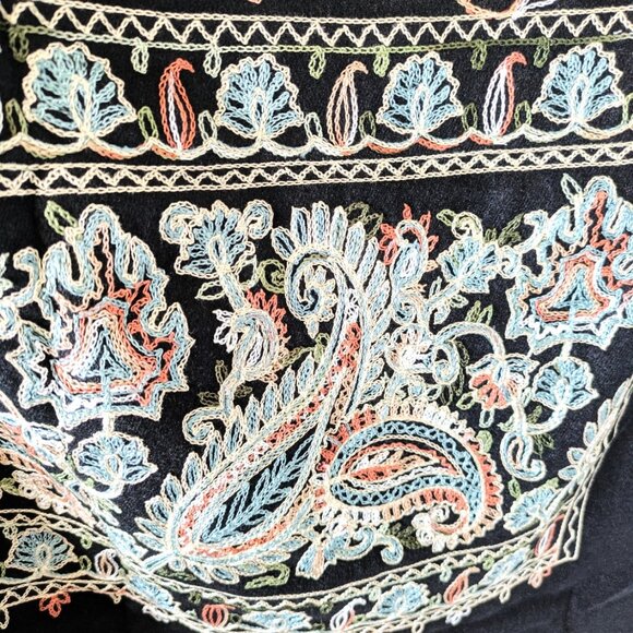 Share Embroidered Cashmere Black shawl wrap for women - Gift for her 🎄🎁 - Picture 4 of 11